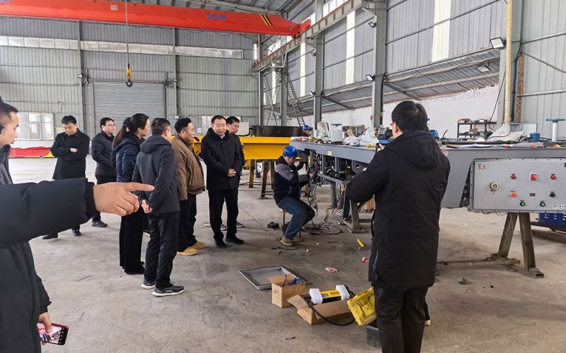 春節(jié)過(guò)后，萬(wàn)物復(fù)蘇，縣領(lǐng)導(dǎo)至我廠考察復(fù)產(chǎn)復(fù)工情況